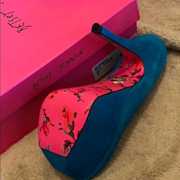 Betsey Johnson Shoes - Picture 2 of 3